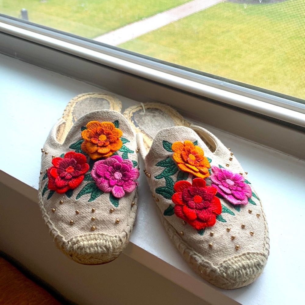 Soludos 3D embroidered floral slides